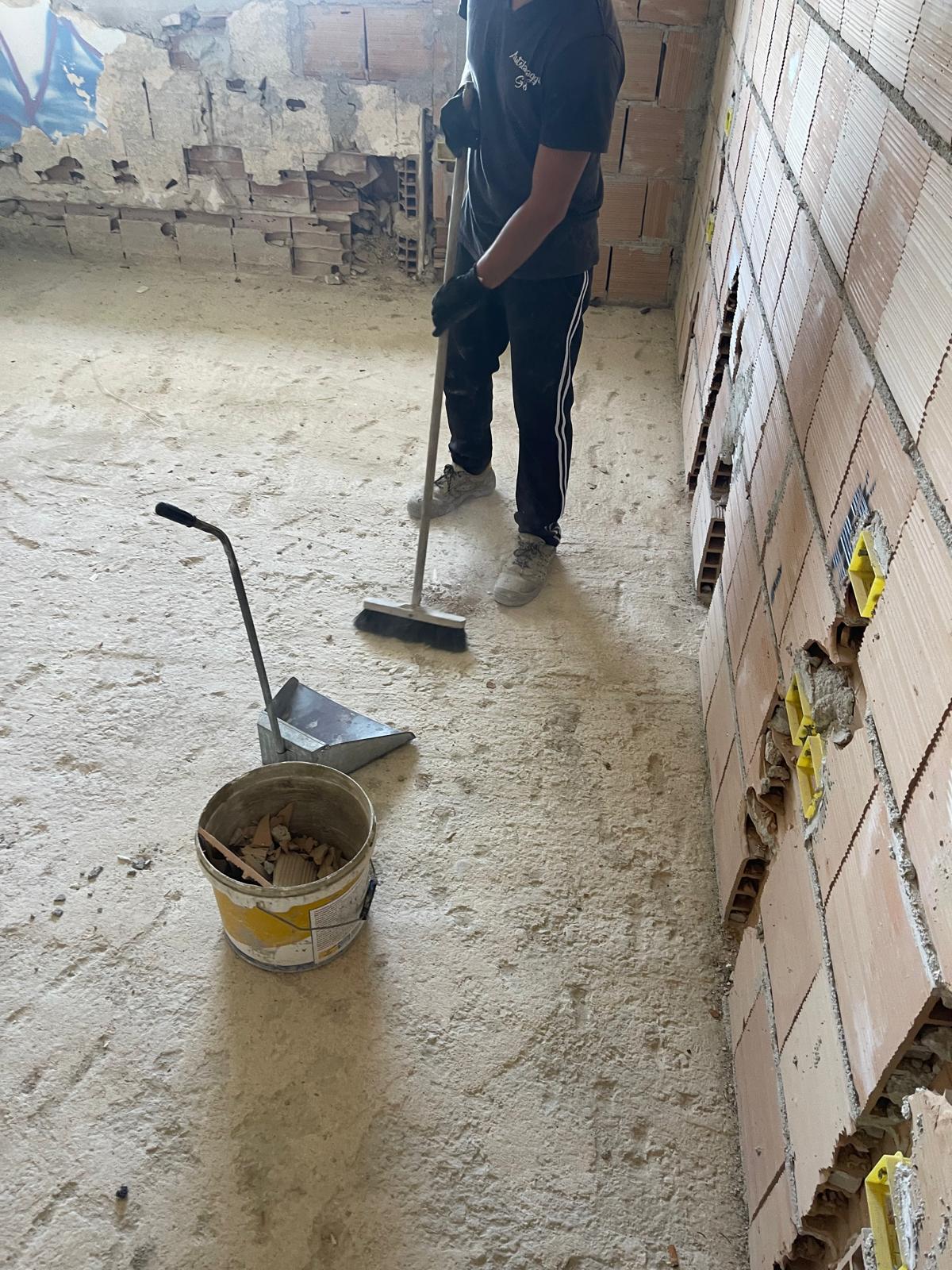 Operatore in cantiere durante la pulizia del supporto