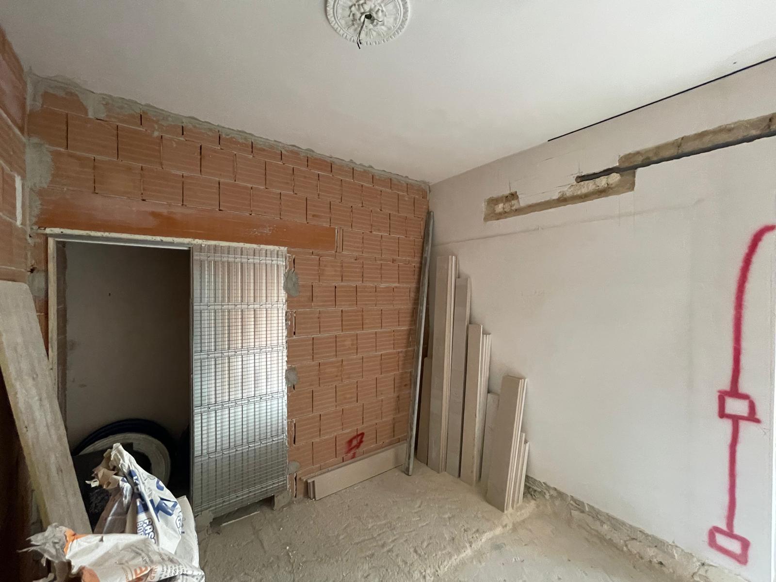 Ambiente interno con murature e tracce in preparazione