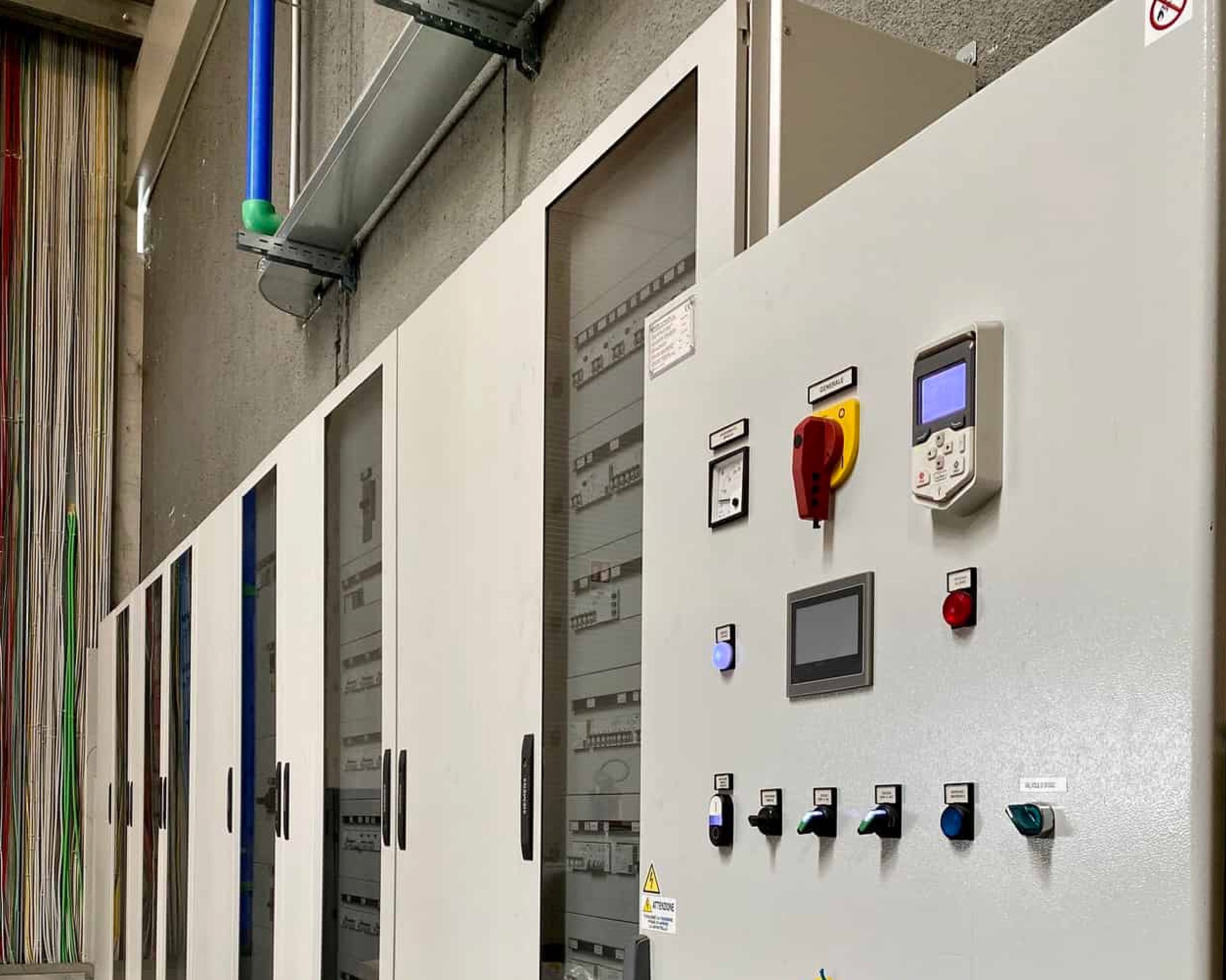 Tecnico al lavoro su impianto elettrico — installazione cavi