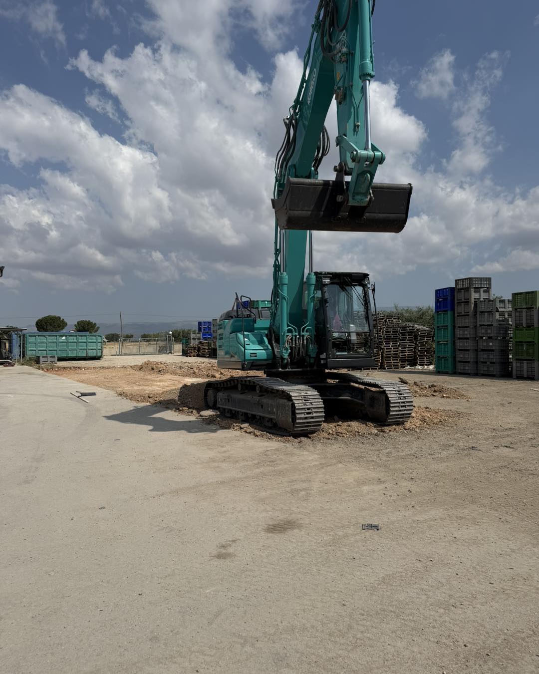 Escavatore in area di cantiere esterna