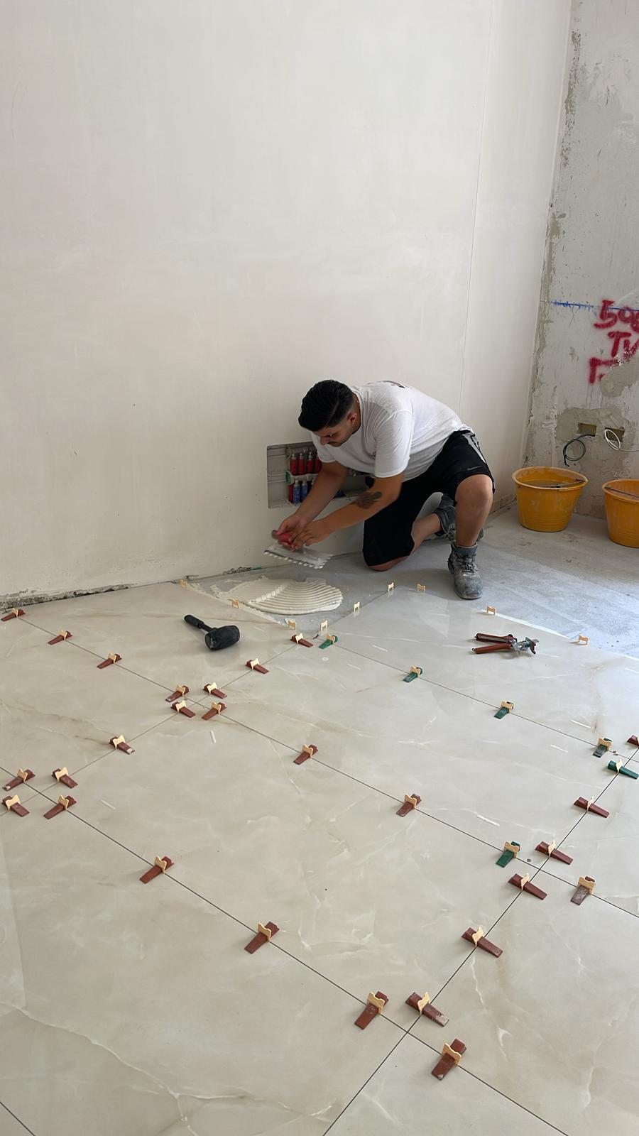 Posa di pavimento in grandi lastre effetto marmo