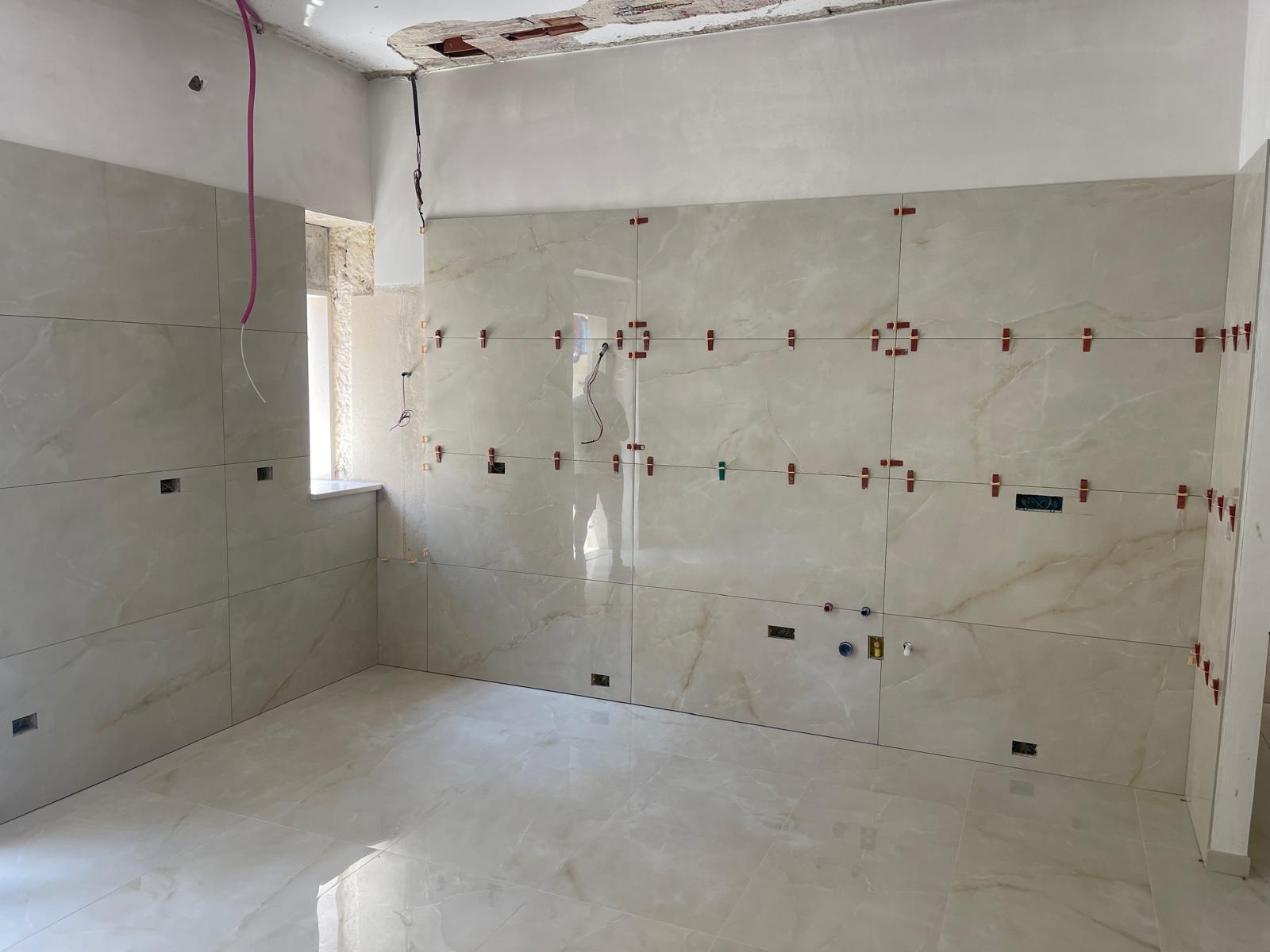 Ambiente rivestito con grandi lastre effetto marmo