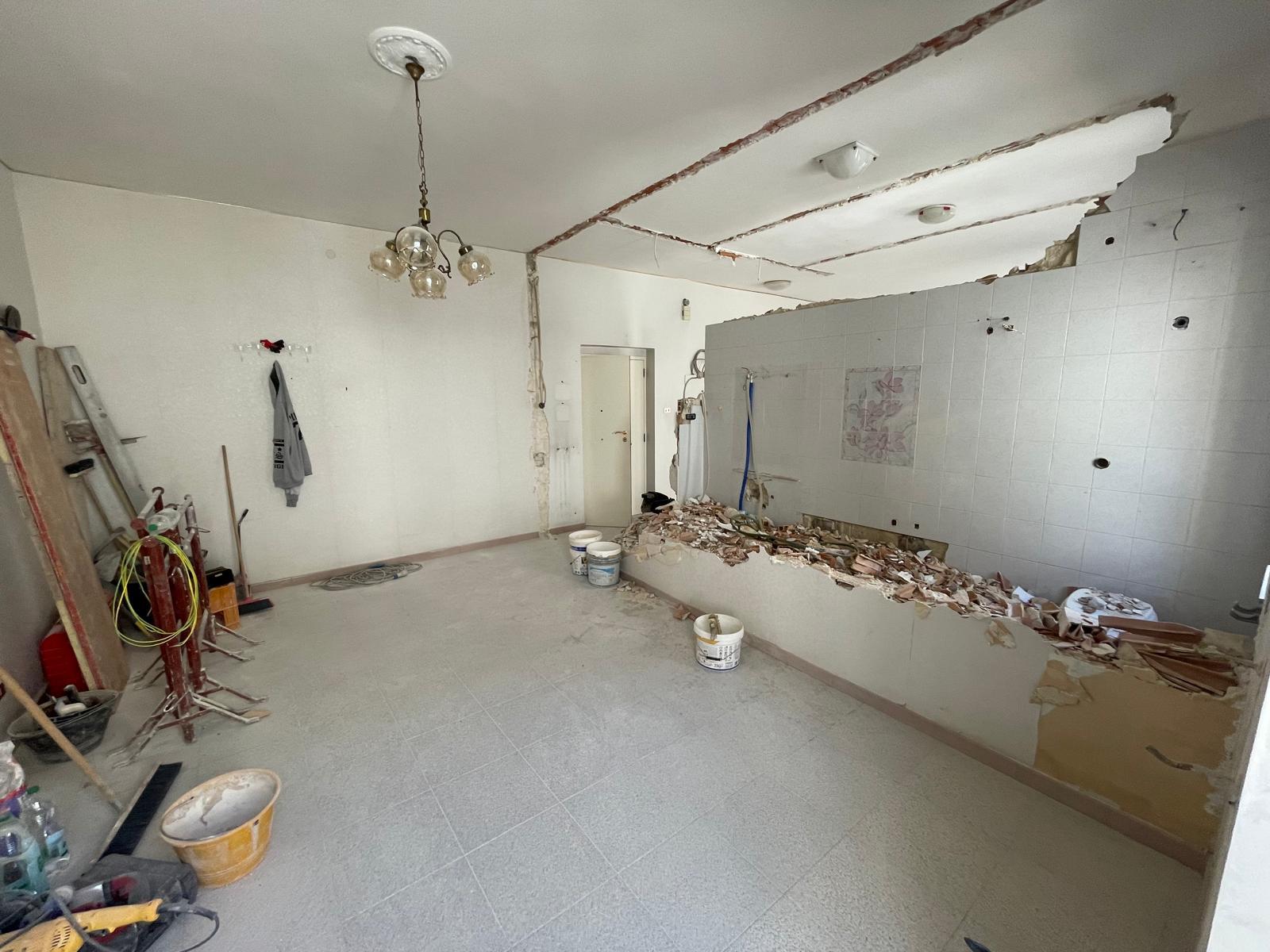 Ambiente interno in fase di demolizione e ristrutturazione