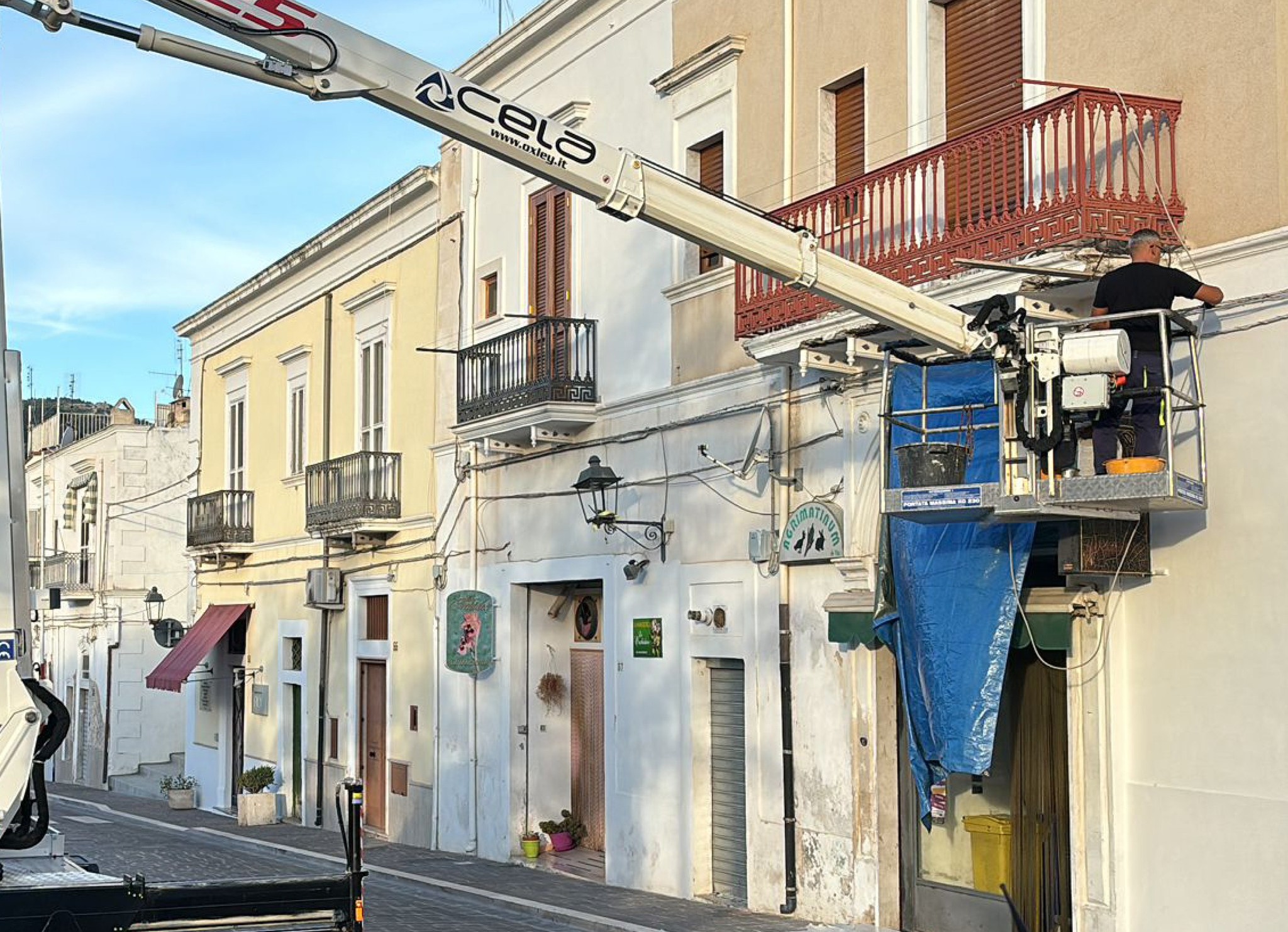 Piattaforma aerea su facciata urbana