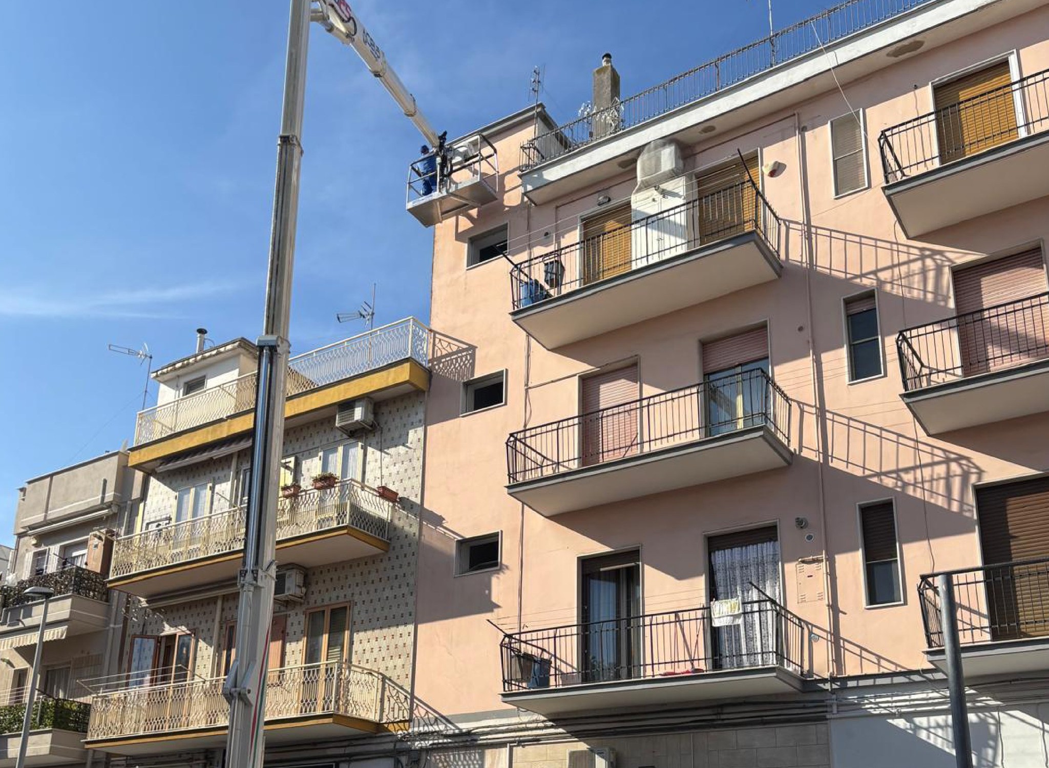 Piattaforma elevatrice su edificio condominiale