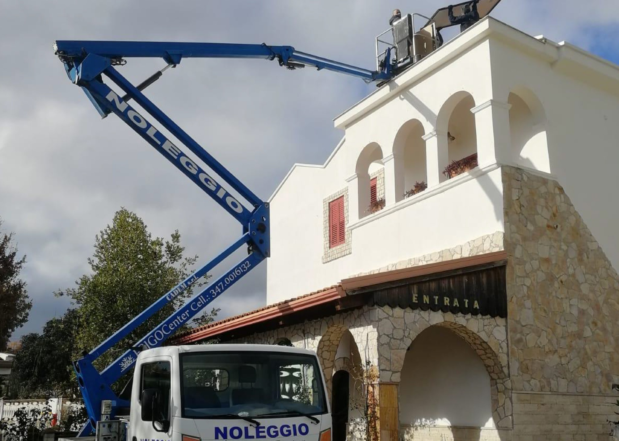 Piattaforma elevatrice su edificio con portico