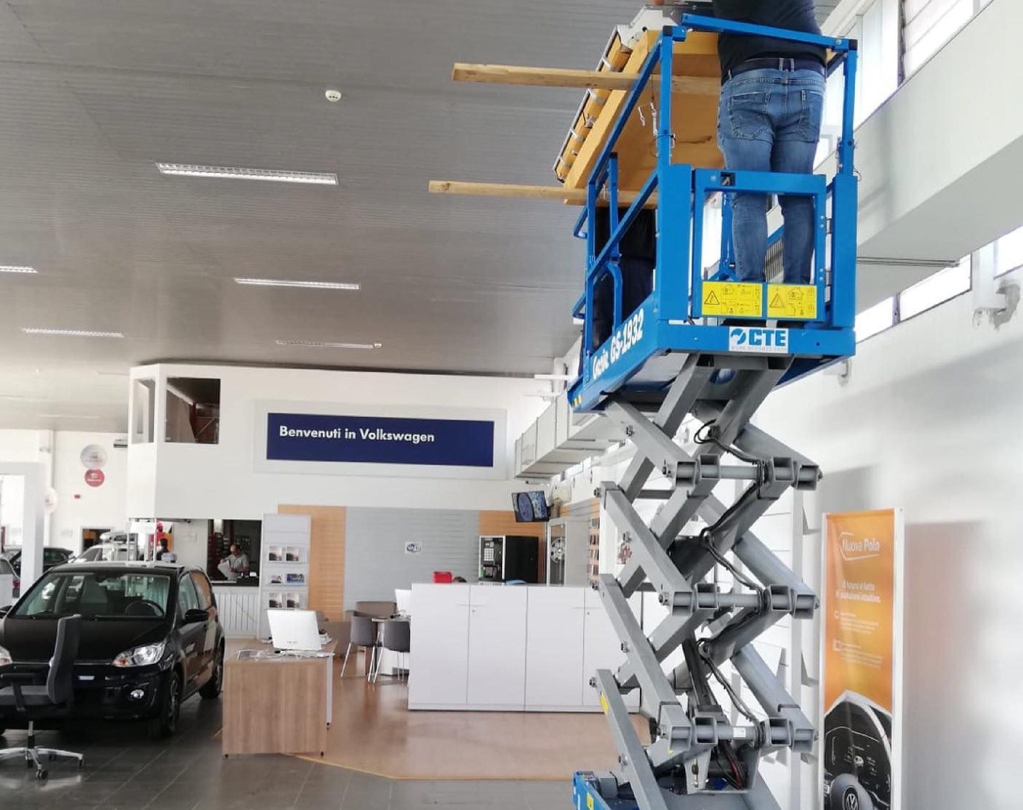 Piattaforma a forbice in showroom auto
