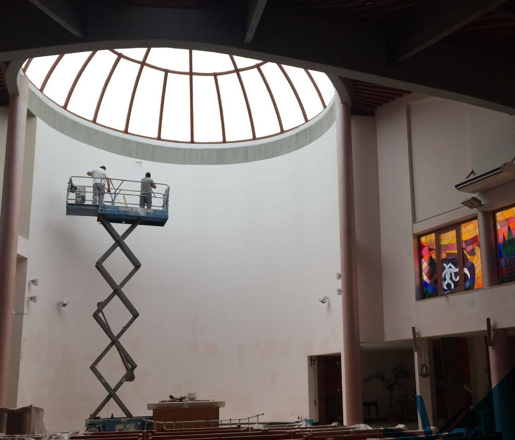 Operatori su piattaforma in ambiente interno ampio
