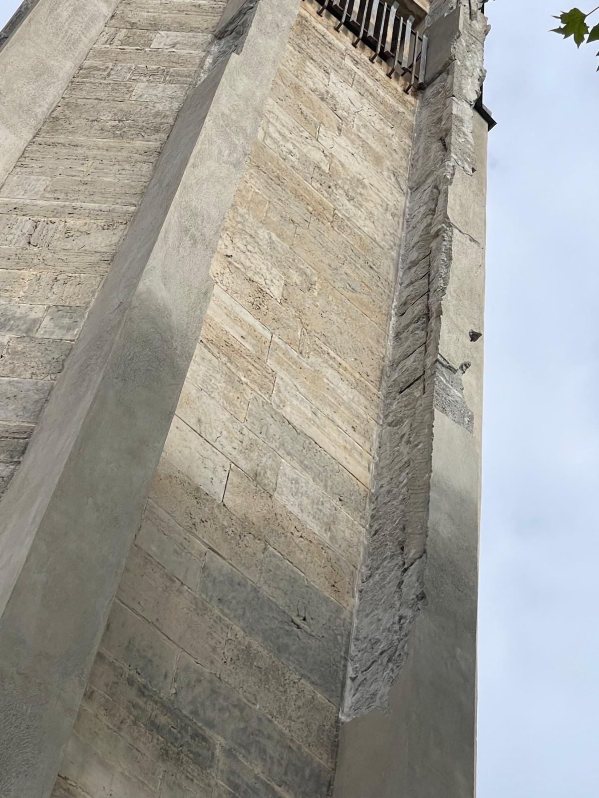 Torre prima dell'intervento con superficie degradata