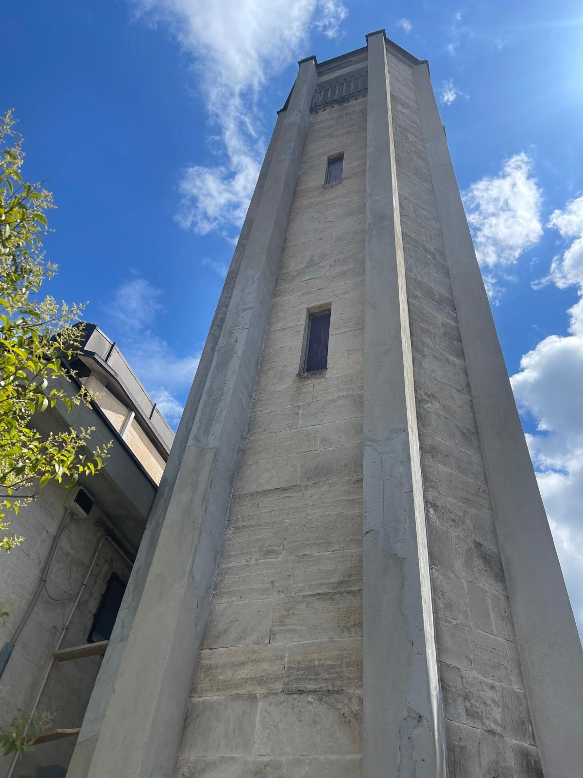 Vista completa della torre dopo il ripristino